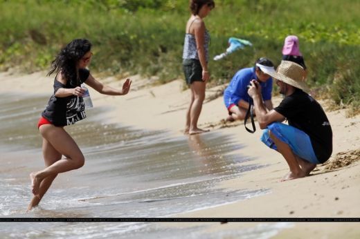  - Vanessa Hudgens pozeaza pentru iubitul ei in Hawaii