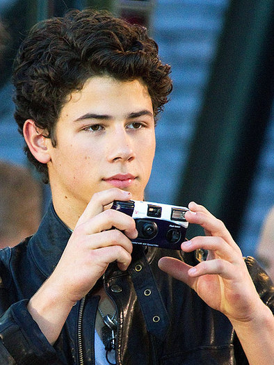 nick-jonas-435 - ABOVE Scrie care-i fan