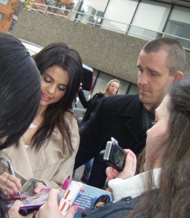 poze-selena-gomez-londra-h6 - Selena Gomez se intalneste cu fanii din Londra
