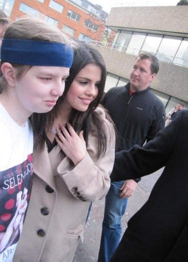 poze-selena-gomez-londra-h3-530x741 - Selena Gomez se intalneste cu fanii din Londra