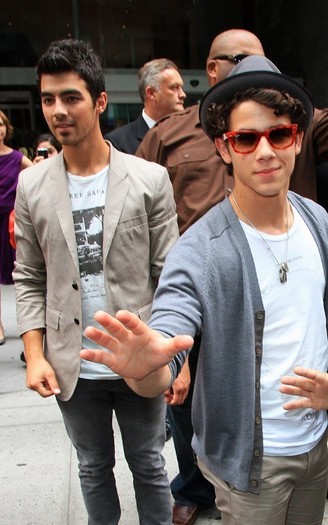 Out-in-NYC-August-17-2010-nick-jonas-14821573-500-800