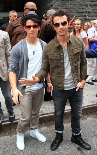 Out-in-NYC-August-17-2010-nick-jonas-14821580-500-800