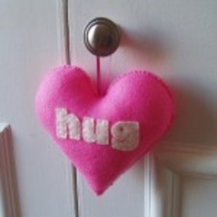 imagini-dulci_inima-roz_hug-150x150