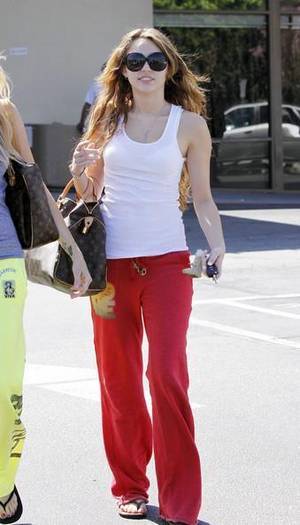 GGZRCMDDBSHBBRGNAPC - club miley-miley la shopping