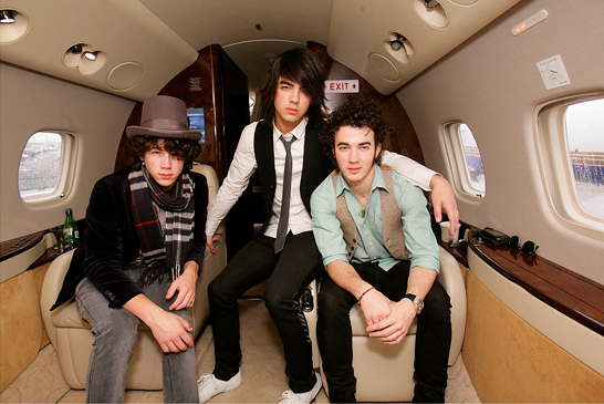 10 poze cu Jonas Brothers - Plate pentru virtualpets
