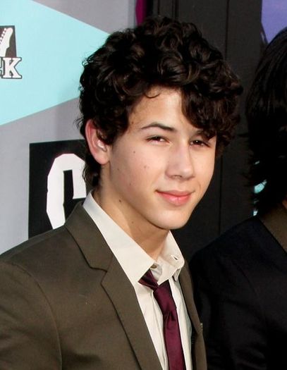 3 poze cu Nick Jonas