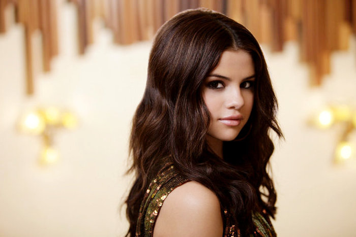 2 poze cu Selena Gomez - Round and Round