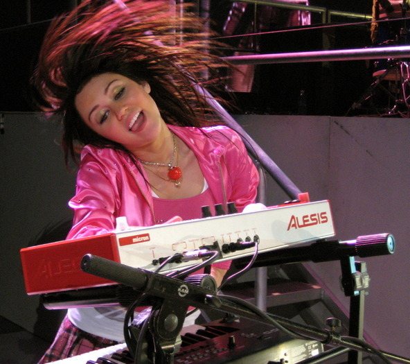 Miley Cyrus (19)