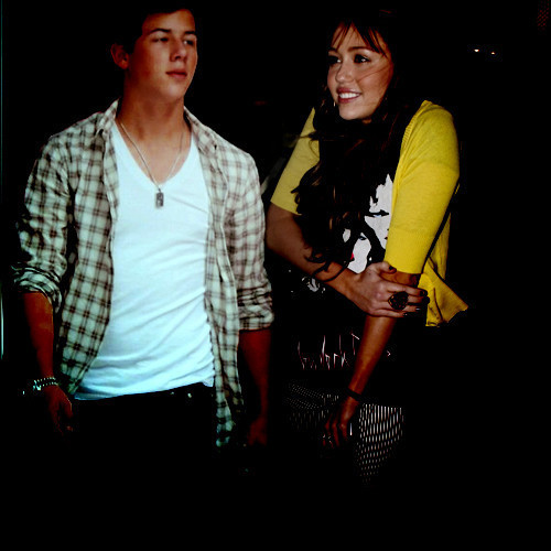 13054612_AHZWBZRED - club miley-miley si nick