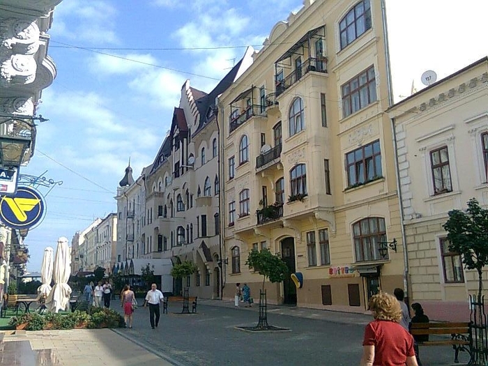 Strada Olga Kobileanskaia - Prin Cernauti - Ukraina aug 2010