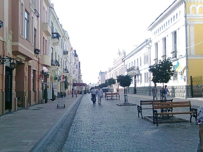 Strada Olga Kobileanskaia - Prin Cernauti - Ukraina aug 2010