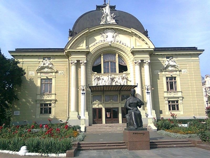 Teatrul si statuia Olgai Kobileanskaia - Prin Cernauti - Ukraina aug 2010