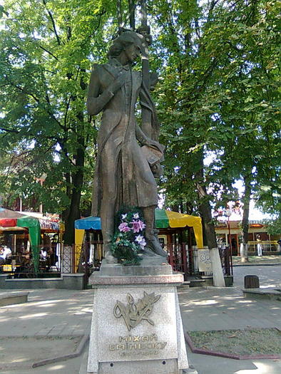 Statuie a lui Mihai Eminescu - Prin Cernauti - Ukraina aug 2010