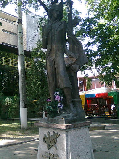 Statuie Eminescu - Prin Cernauti - Ukraina aug 2010
