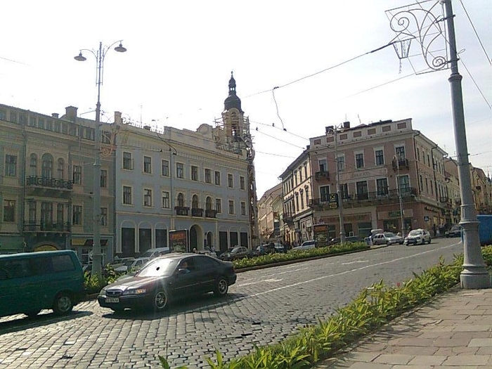 Strada din centrul vechi al orasului - Prin Cernauti - Ukraina aug 2010