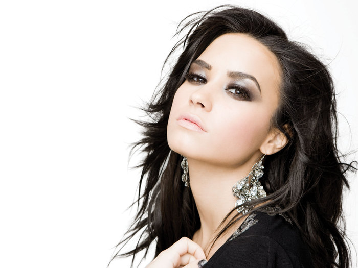 4 poze cu Demi Lovato - Plate pentru TheHiltonHotel