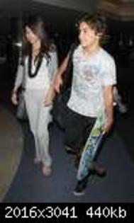 75977-selena-gomez208-122-96lo