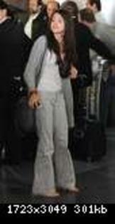 76001-selena-gomez204-122-891lo