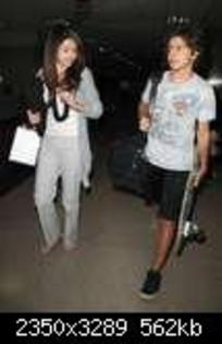 76014-selena-gomez206-122-1010lo