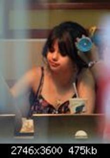 76318-selena-gomez-at-a-mcdonalds-restaurant-in-pu