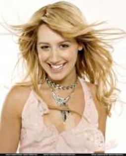 BQOIIRIXAATXVEQSGKB - Ashley tisdale 1985
