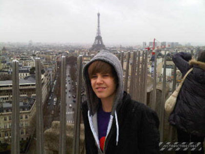 Candids-2010-February-25th-In-Paris-justin-bieber-10616702-400-300 - POZE RARE SI PERSONALE CU JUSTIN BIEBER