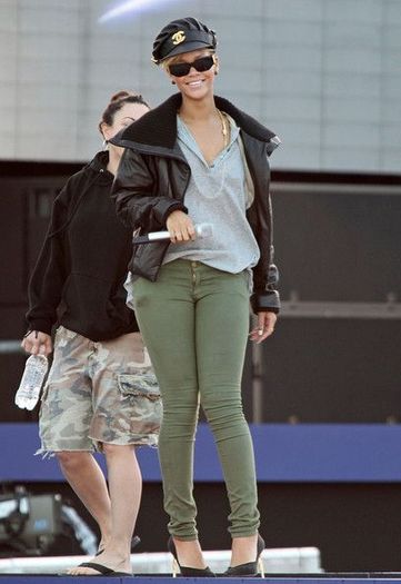  - Rihanna fashionista sexy chiar si cand se imbraca casual