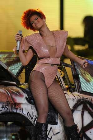 Locul 4 - Rihanna - Top 10 vedete cu forme  GALERIE FOTO