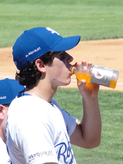 Softball-8-26-nick-jonas-15096384-500-667 - SoftBall 26 a 8 a