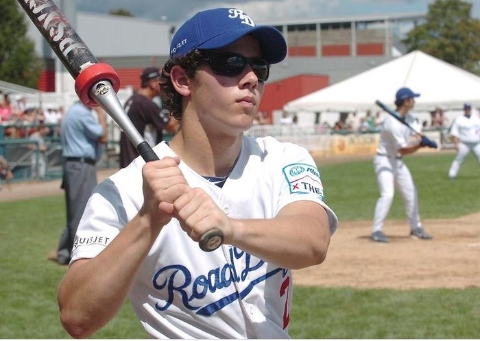 Softball-8-26-nick-jonas-15096385-737-524 - SoftBall 26 a 8 a