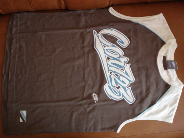 Tricou barbatesc Nike-"Cortez"(spate); Marime:M 
Material:Bumbac 100%
Culoare:Maro cu alb
Pret:50 Ron
