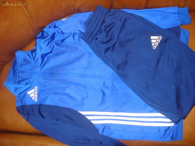 Trening barbatesc Adidas-albastru cu albastru inchis; Marime:L
Culoare:Albastru cu albastru inchis
Material:Poliester
Pantalon conic(fermuar) cu buzuna
