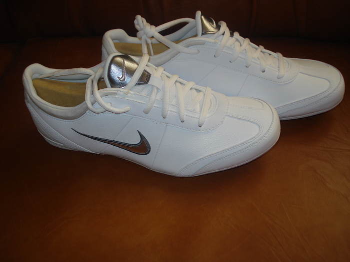 Adidas barbatesc Nike; Marime:42,5 si 43
Culoare:Alb cu semn argintiu
Material:Piele
Pret:180 Ron
