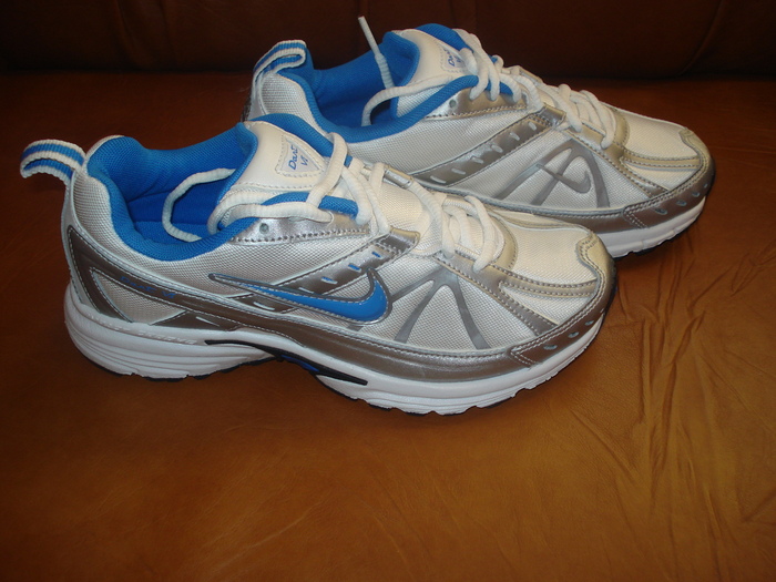 Adidas dama Nike "Dart VI"; Marime:37,5 si 38,5
Culoare:Alb cu semn albastru
Material:Panza cu piele
Pret:160 Ron
