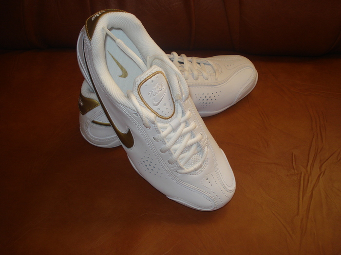 Adidas dama Nike; Marime:38
Culoare:Alb cu semn auriu
Material:Piele
Pret:170 Ron
