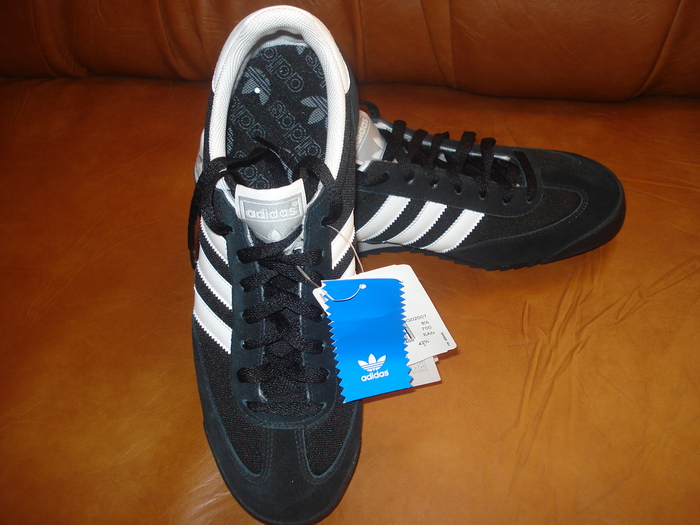 Adidas barbatesc Adidas "Dragon"; Marime:42 2/3 si 43 1/3
Culoare:Negru cu dungi albe
Material:Piele intoarsa cu textil
Pret:180 Ro
