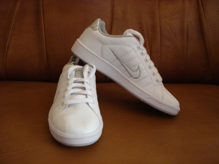 Adidas barbatesc Nike(piele); Marime:41(2 bucati)
Culoare:Alb cu semn argintiu
Material:Piele
Pret:180 Ron
