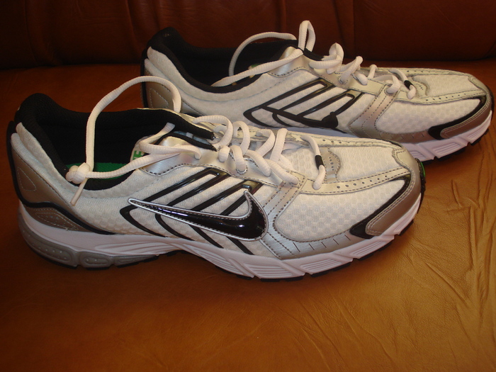 Adidas barbatesc Nike "Vapor Quick"; Marime:44
Culoare:Alb su semn negru
Material:Panza si piele
Pret:180 Ron
