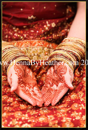 60_bridal_henna_lengha_bangles_red_dark_photo_professional_indian - Femeile si casatoria in INDIA