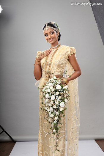 natasha_perera_bridal_saree 480x720-2 - Femeile si casatoria in INDIA
