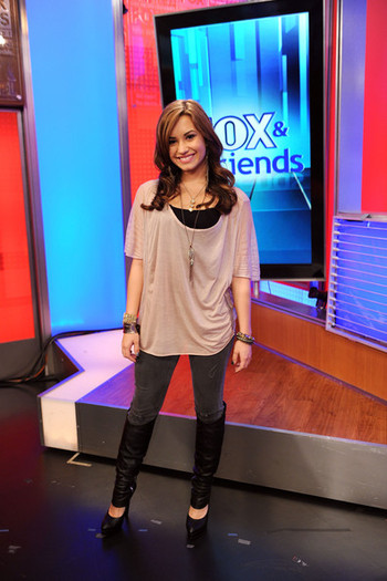 Demi+Lovato+Demi+Lovato+Jimmy+Johnson+Visit+8eGuVTtW85Ul