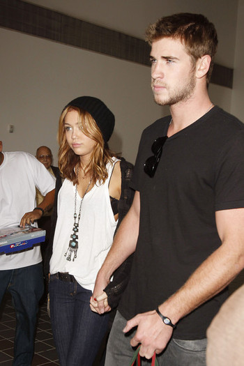 Miley+Cyrus+boyfriend+Liam+Hemsworth+arrive+I1hVH1QXj0Pl