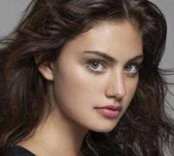 20498945_ZWOGMHNEB - Poze Phoebe Tonkin