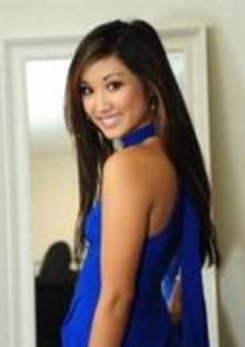 20500323_HVPQYRKQQ - Poze Brenda Song