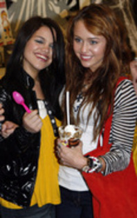 245887 - Miley and Hannah
