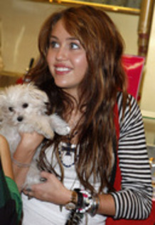 245895 - Miley and Hannah