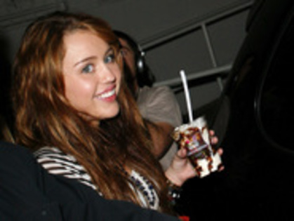 245897 - Miley and Hannah
