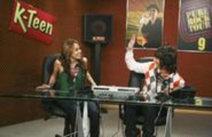 285521 - Miley and Hannah