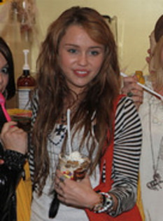 287461 - Miley and Hannah