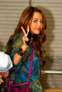 289377 - Miley and Hannah